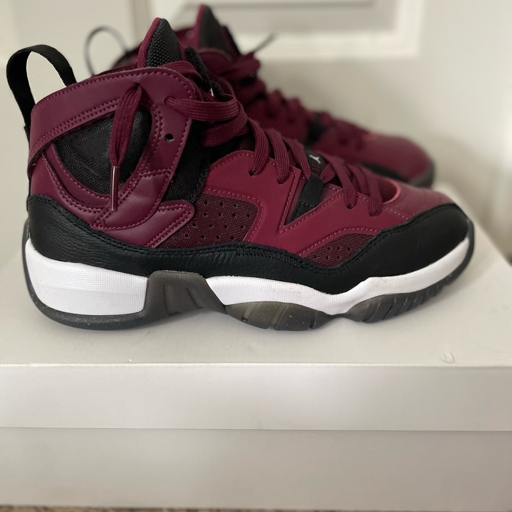 Women’s Nike Jumpman Two Tre size 7.5